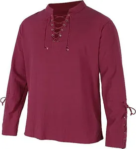 Vue détaillée de la chemise de pirate bordeaux Renaissance avec col et poignets
