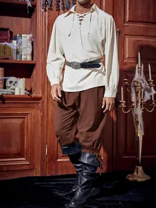 Vollansicht eines mittelalterlichen Retro-Kostüms mit Schnürhose und Piratenhemd