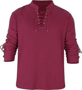 Détail d'une chemise pour homme bordeaux en coton et lin avec col en V à lacets et manches.
