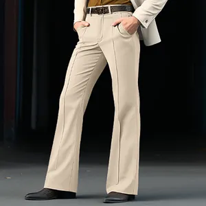 Vue détaillée d'un pantalon flare beige pour homme, coupe slim avec pli central élégant.