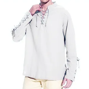 Détail d'une chemise homme en lin et coton avec col en V à lacets et liens aux manches.