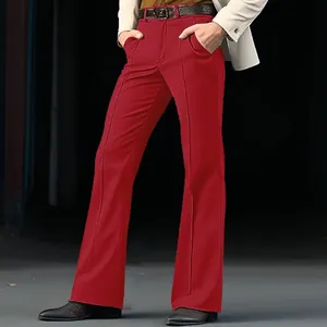 Vue détaillée d'un pantalon évasé rouge ajusté pour homme avec un pli central net
