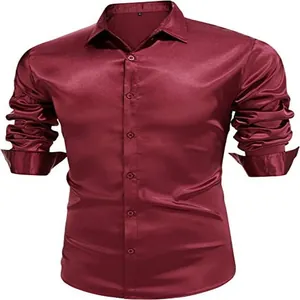 Detailweergave van een bordeauxrood satijnen discohemd voor heren met glanzende stof