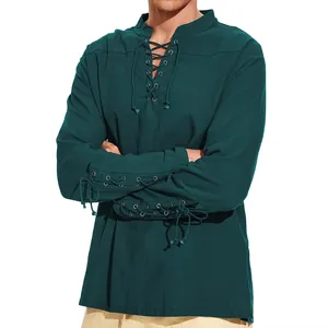Vue détaillée d'une chemise en coton et lin bleu sarcelle avec laçage au col et aux poignets.