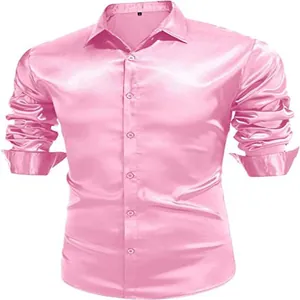 Detail van een roze glanzende satijnen herenoverhemd met lange mouwen in 70er jaren disco-stijl