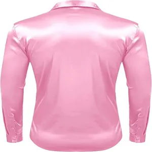 Gedetailleerd achteraanzicht van een roze glanzend heren disco shirt met satijn textuur