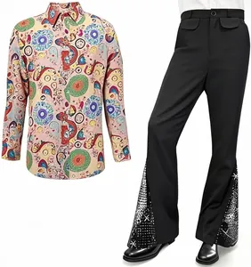 Detailansicht eines 70er Disco-Outfits mit bedrucktem Hemd und Pailletten-Schlaghose