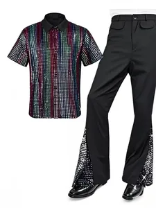 Detailansicht eines 70er-Jahre-Disco-Outfits mit Paillettenhemd und Schlaghose