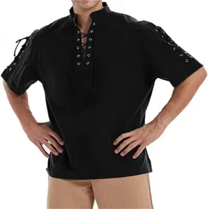 Dettaglio dei lacci su spalla e manica di questa camicia medievale nera steampunk