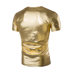 Vista posteriore di una t-shirt uomo oro metallizzato con finitura lucida.