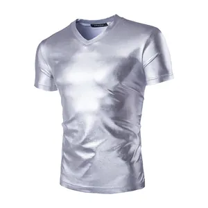 Vista dettagliata di una maglietta da uomo in argento metallizzato con scollo a V lucida