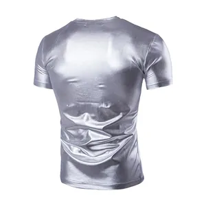Vista posteriore di una t-shirt da uomo slim-fit con finitura metallica argento lucida