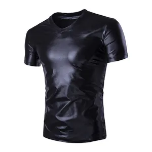 Vista dettagliata di una t-shirt da uomo nera lucida slim fit con scollo a V elegante