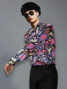 Détail du motif floral paisley vibrant sur une chemise disco pour homme des années 70