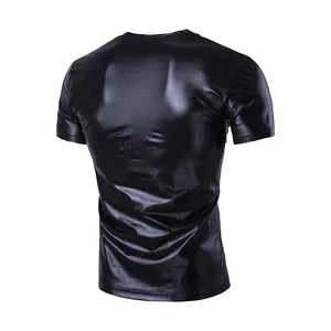 Vista posteriore di una maglietta da uomo nera lucida metallizzata slim fit club