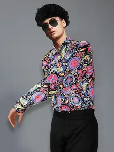 Vue détaillée du motif psychédélique coloré sur une chemise disco des années 70.