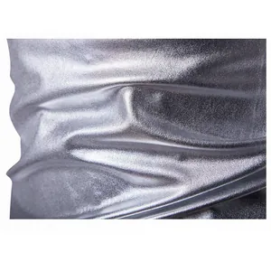 Dettaglio ravvicinato del tessuto metallico argento per t-shirt da uomo slim