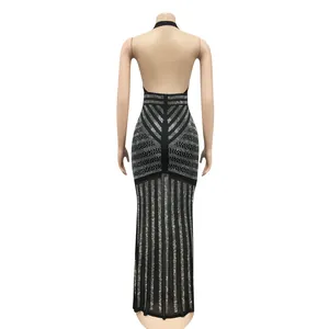 Vue arrière d'une robe de soirée noire dos nu avec des motifs de strass brillants