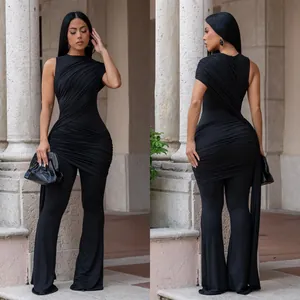 Detailansicht eines schwarzen, eleganten Jumpsuits mit wehendem Band von vorne und hinten.
