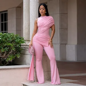Detailansicht eines eleganten rosa Slim-Fit-Jumpsuits mit langem Schärpen-Design