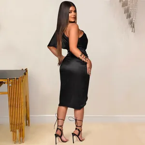 Elegantes schwarzes One-Shoulder-Satinkleid mit Schlitz für modische Abendanlässe