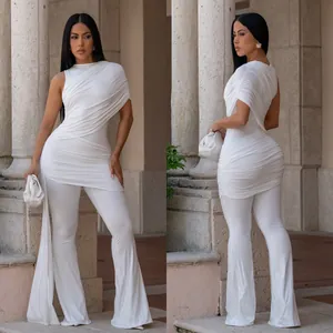 Eleganter weißer gerüschter Jumpsuit mit One-Shoulder-Drape und Schlaghose für Damen
