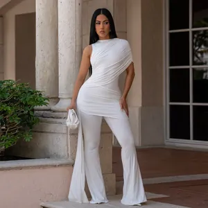 Eleganter weißer One-Shoulder-Jumpsuit mit Raffungen, langer Schärpe und Schlaghose