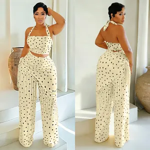 Ensemble deux pièces tendance à pois pour femmes avec haut licou et pantalon à franges.