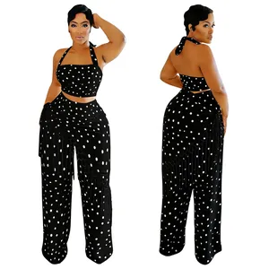 Détails avant et arrière de l'ensemble pantalon à pois et haut court à franges
