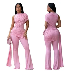 Vorder- und Rückansicht eines eleganten rosa Jumpsuits mit Schärpe und Raffungen.