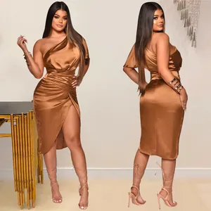 Elegantes kupferfarbenes Satin-Midikleid mit einer Schulter und Schlitz, Vorder- und Rückseite.