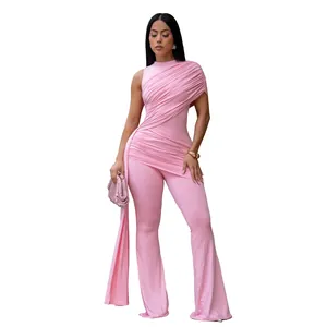 Detailansicht eines eleganten rosa ärmellosen Jumpsuits mit Seitenschal und Schlaghose