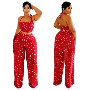 Détail studio d'un ensemble deux pièces rouge à pois avec pantalon large à franges très tendance