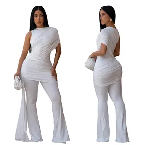 Eleganter weißer geraffter Jumpsuit mit fließender Schärpe, Vorder- und Rückansicht
