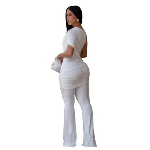 Eleganter weißer gerüschter Ein-Schulter-Jumpsuit mit Schlaghose in der Rückansicht