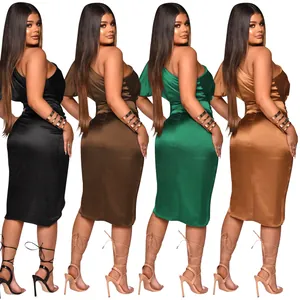 Elegantes Satinkleid mit einer Schulter in den Farben Schwarz, Braun, Grün und Gold.