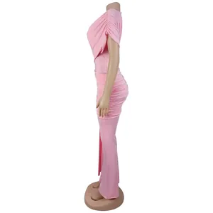Elegante rosa figurbetonte Damen-Jumpsuit in Seitenansicht mit modischem Schärpendetail.