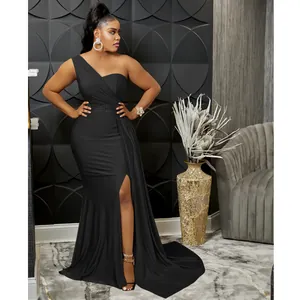 Elegante vestido de noche negro con un solo hombro, abertura lateral alta y pliegues