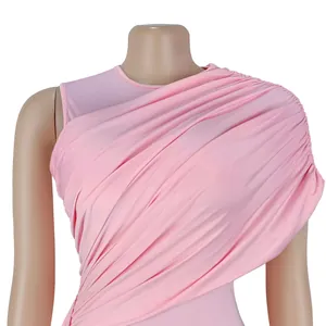 Nahaufnahme des eleganten rosa Bodysuits mit kunstvollem, drapiertem One-Shoulder-Design