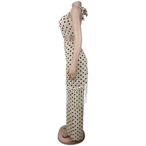 Vue latérale de l'ensemble beige à pois avec crop top et pantalon à franges