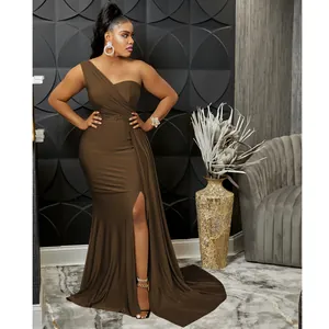 Elegante vestido de noche marrón de un solo hombro con abertura lateral alta y bajo largo