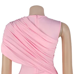 Detaillierte Rückansicht eines eleganten rosa Slim-Fit-Jumpsuits mit Schulterdrapierung