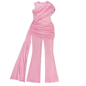 Detailansicht des rosa Jumpsuits für Damen mit plissiertem Oberteil und Seitenband