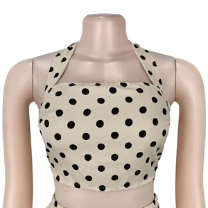 Vue détaillée d'un haut court beige à pois noirs avec dos nu présenté sur un mannequin