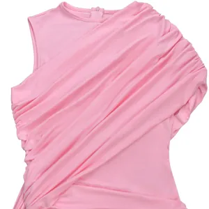 Nahaufnahme eines rosa drapierten figurbetonten Overalls mit eleganten Plissee-Details