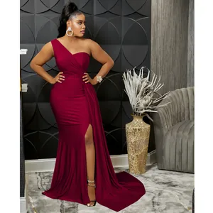 Elegante vestido de noche burdeos de un solo hombro con abertura alta y larga cola