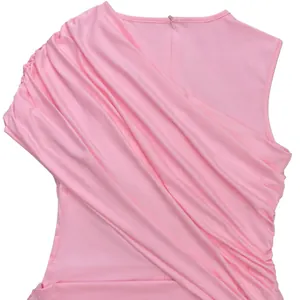 Detailansicht eines eleganten, rosa ärmellosen Overalls mit modischer Drapierung für Damen