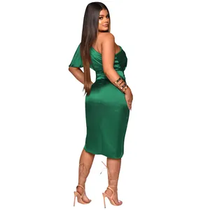 Elegantes grünes Satin-Midi-Kleid mit One-Shoulder-Design und modischer Rückansicht