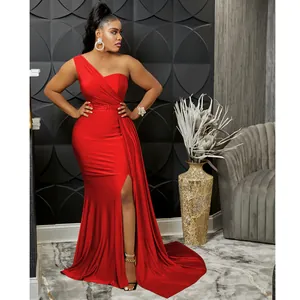 Vista detallada del vestido de fiesta rojo de un solo hombro con una elegante abertura