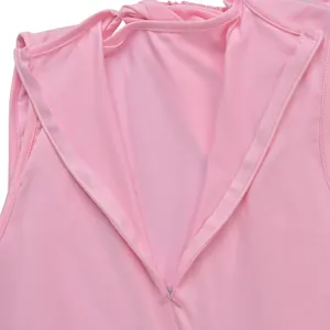 Nahaufnahme des glatten hinteren Reißverschlusses an einem eleganten rosa ärmellosen Jumpsuit